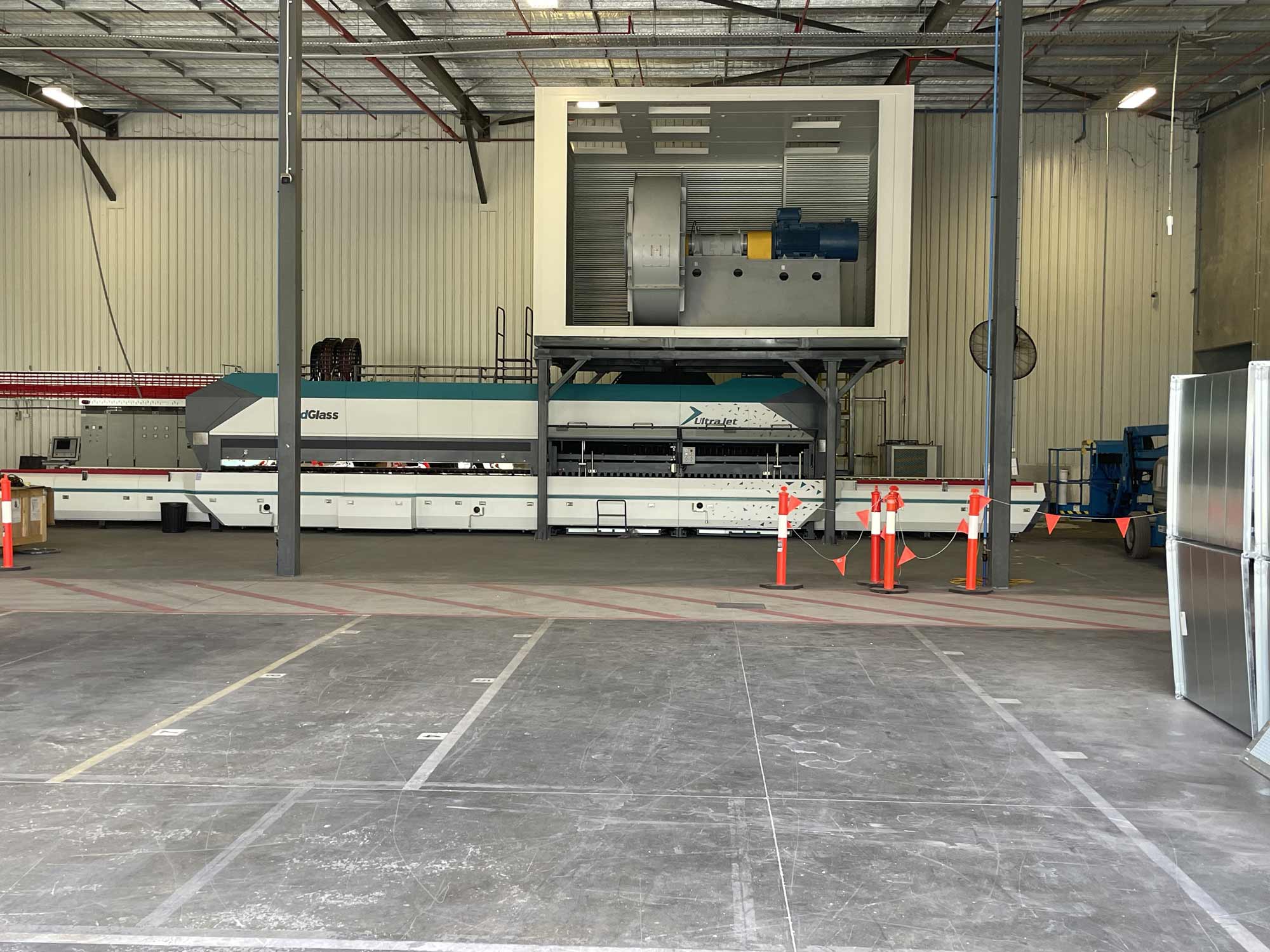 Completion of glass furnace installation after fabrication and welding of mezzanine floor.